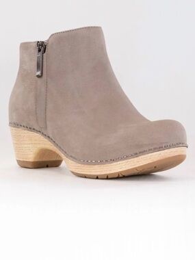 Dansko Lizanne Ankle Boots Booties Taupe Nubuck Suede Neutral NWOB Euro 40